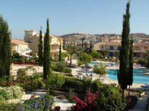 Regina Gardens - spacious, 3 bed, ground floor unit with large patio